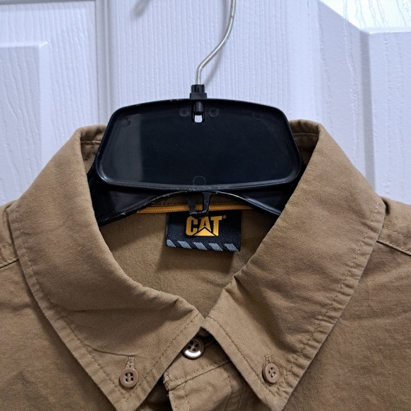 CAT Caterpillar Men's Shirt Short Sleeved Tan Brown Size Medium Cotton Casual - Picture 2 of 12